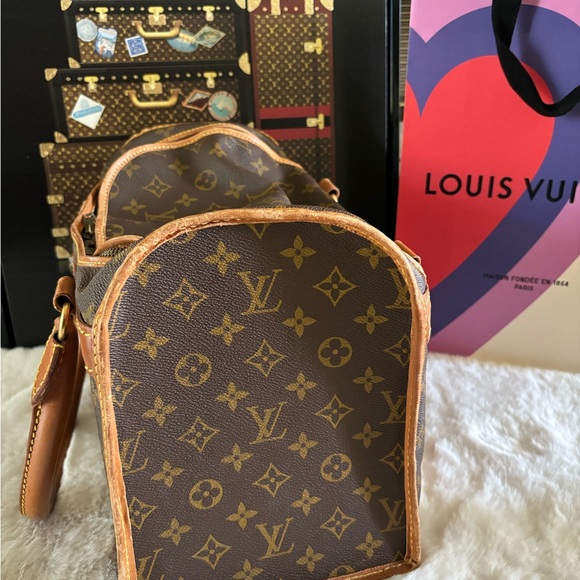 Louis Vuitton - Picture 3 of 16